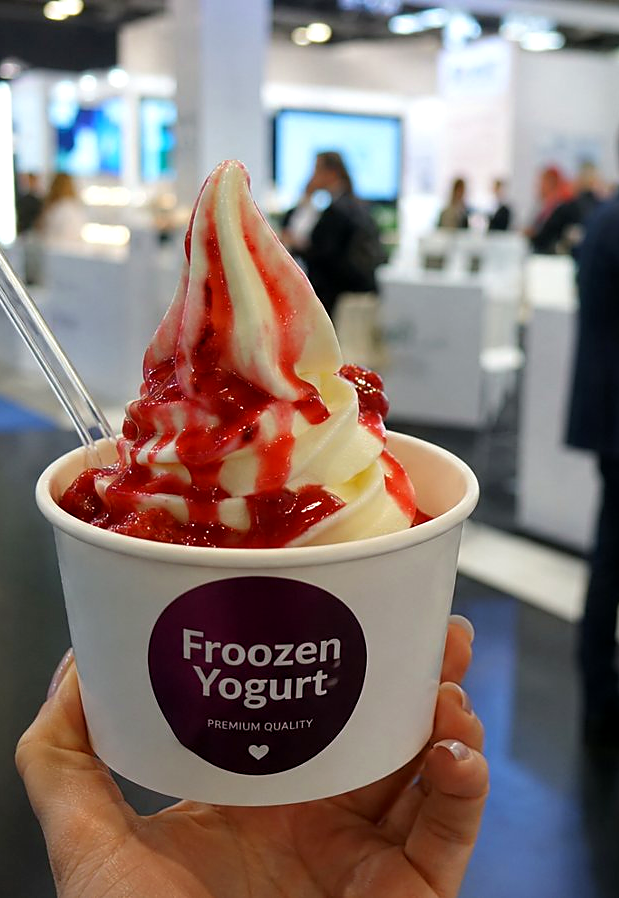 Frozen Yogurt Catering Messe – Becher mit Topping